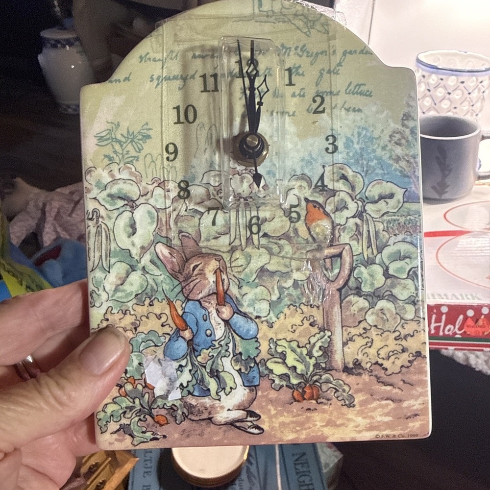 VTG 1999 6.5x4.75 CERAMIC PETER RABBIT WALL/DESK TOP CLOCK WORKS SANTA BARBARA